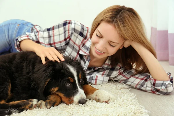 Kvinna med Söt rolig hund — Stockfoto