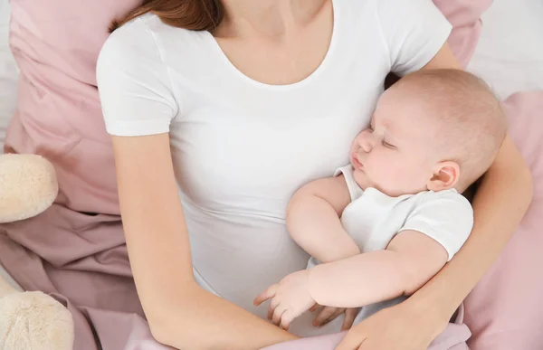 Wanita muda dengan bayi tidur lucu berbaring di tempat tidur di rumah, closeup — Stok Foto