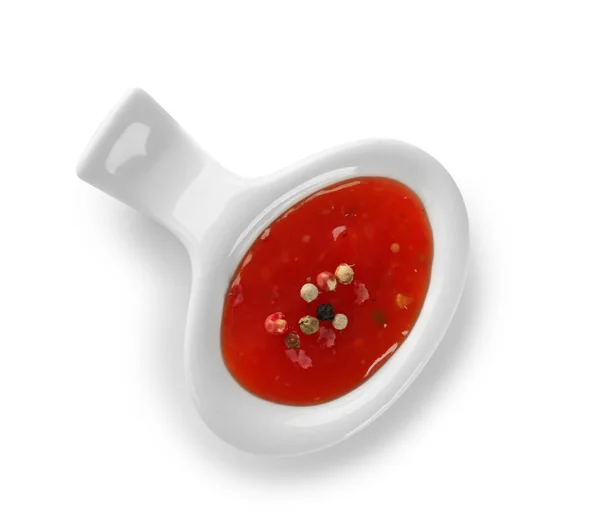 Gustosa salsa di peperoncino in ciotola su sfondo bianco — Foto Stock