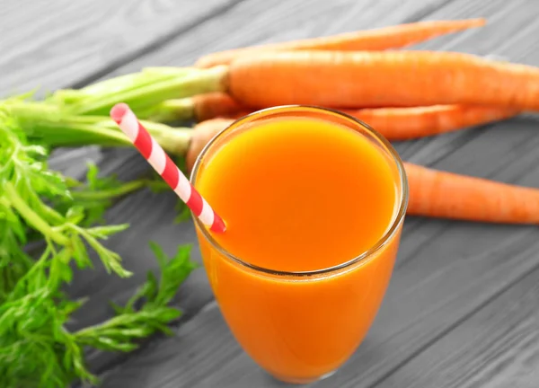Suco com cenoura fresca — Fotografia de Stock