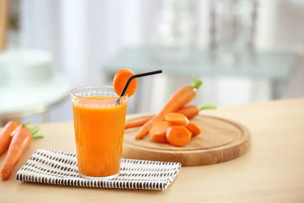Verre de jus de carotte frais — Photo