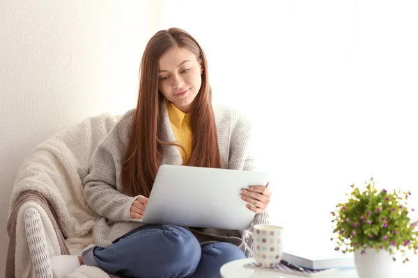 Mooie vrouw die werkt — Stockfoto