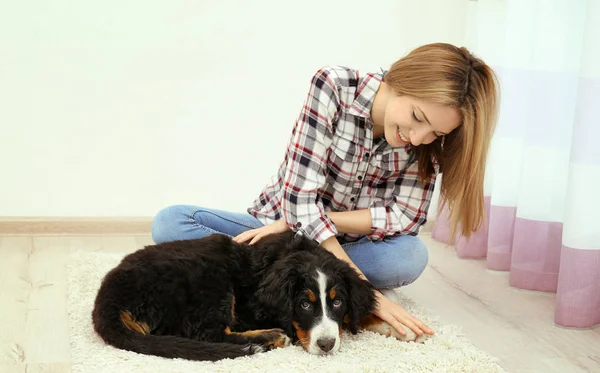 귀여운 재미 있는 강아지와 여자 — 스톡 사진