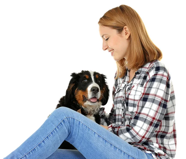 Mladá žena s roztomilým psem — Stock fotografie