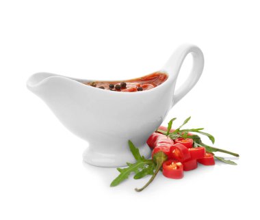 Beyaz arka plan teknede sos lezzetli biber sosu