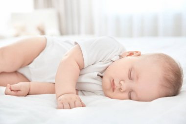 Evdeki yatakta uyuyan tatlı bir bebek.