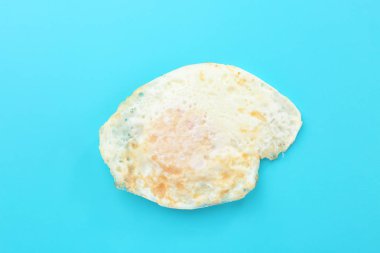 Lezzetli sert yumurta üzerinde 