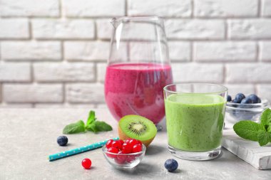 Taze yoğurt smoothie çilek ve kivi üzerinde masa lambası