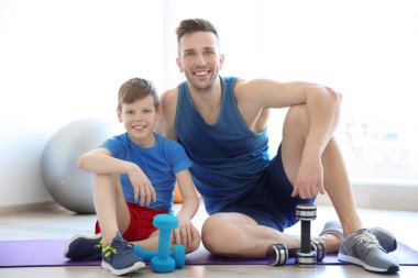 Baba ve oğul dumbbells ile 