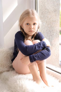 sevimli hüzünlü kız 