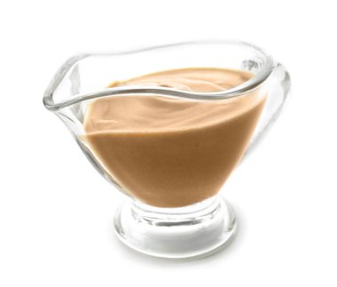 Türkiye'de et suyu sosu Teknede beyaz arka plan üzerinde