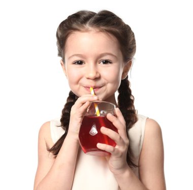 sevimli küçük kız içme suyu