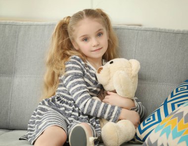 Oyuncak ayı ile küçük kız