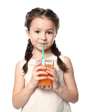 sevimli küçük kız içme suyu