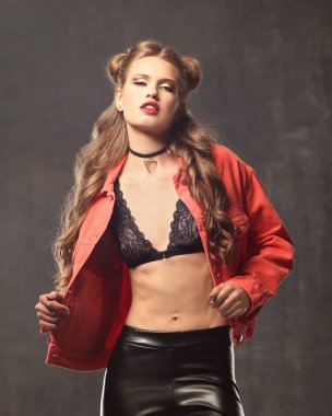 Gri arka planda güzel, şık bir kadın.