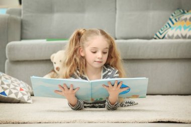 Küçük kız okuma kitabı 