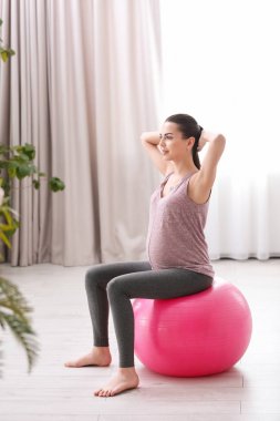 hamile kadın egzersiz yaparak 