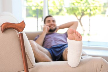  adam bandajlı bacak ile 