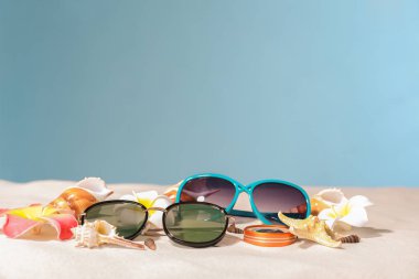 Pusula ve kabukları kum üzerinde