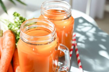 Taze havuç suyu Mason kavanoz 