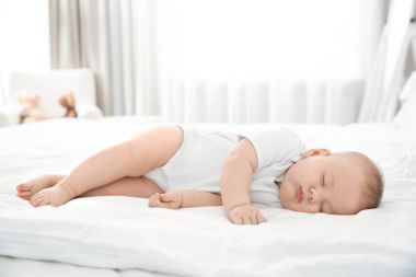 Evdeki yatakta uyuyan tatlı bir bebek.