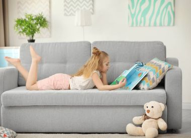 Küçük kız okuma kitabı 