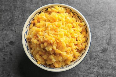 Haşlanmış mercimek ile kase 