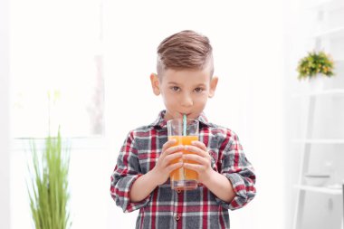 Sevimli küçük çocuk evde suyu içme