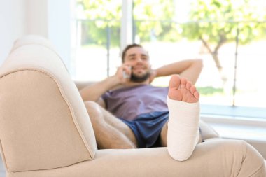  adam bandajlı bacak ile 