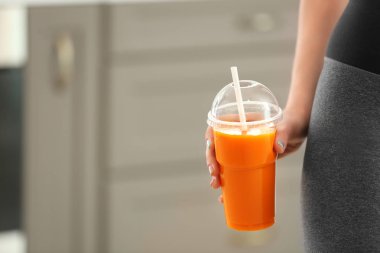 Suyu fincan genç kadınla 