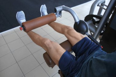 Sportif genç adam eğitim bacaklar spor salonunda, portre