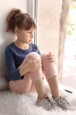 sevimli hüzünlü kız 