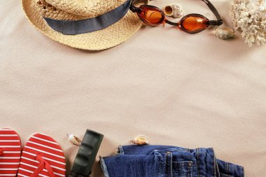 Kum üzerinde plaj aksesuarları ile kompozisyon