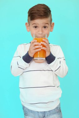 Sevimli küçük çocuk renk arka plan üzerinde suyu içme