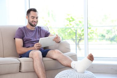  adam bandajlı bacak ile 