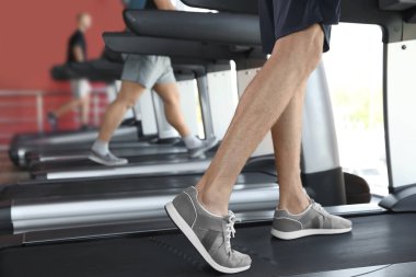 adam eğitim bacaklar spor salonunda treadmill