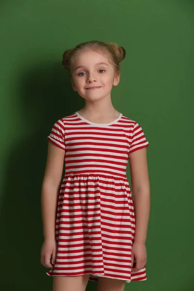 Klein meisje in jurk — Stockfoto