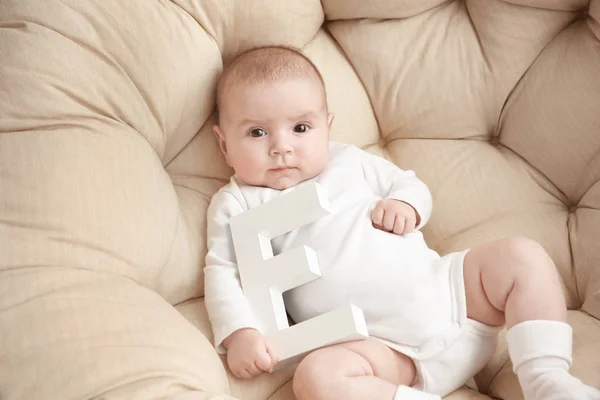 Bebê bonito com letra — Fotografia de Stock