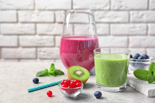 Fresh yogurt smoothie with berries and kiwi on light table — Stock Photo, Image