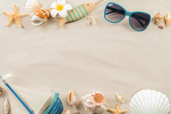 Composition with shells and sunglasses — Stock Photo, Image