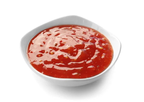 Lekkere chili saus in kom op witte achtergrond — Stockfoto