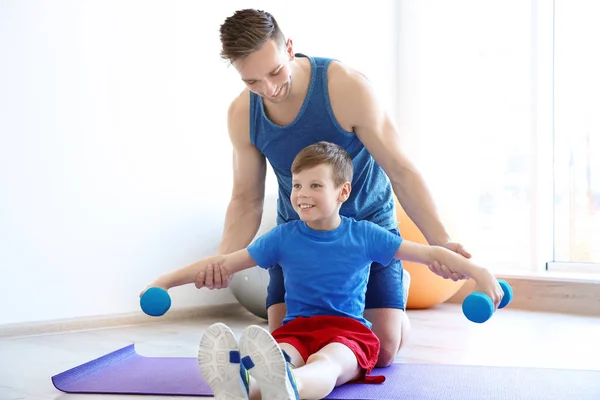 Papá e hijo haciendo ejercicios —  Fotos de Stock