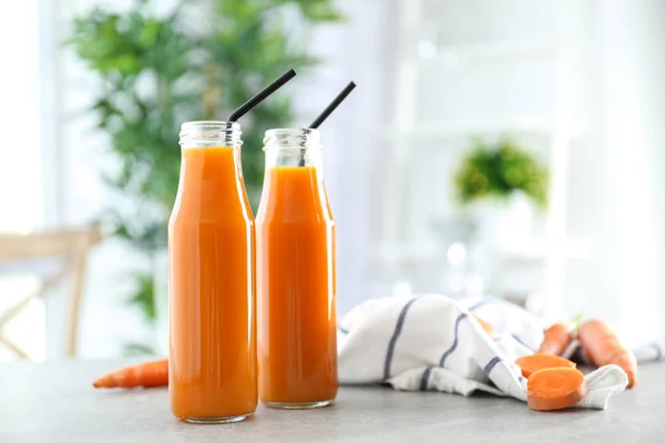 Бутылки свежего морковного сока — стоковое фото