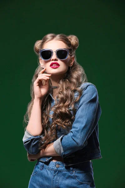 Красива стильна жінка з сонцезахисними окулярами на кольоровому фоні — стокове фото