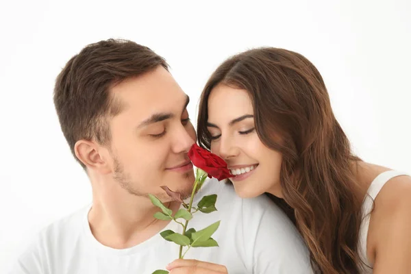 Casal bonito com rosa — Fotografia de Stock