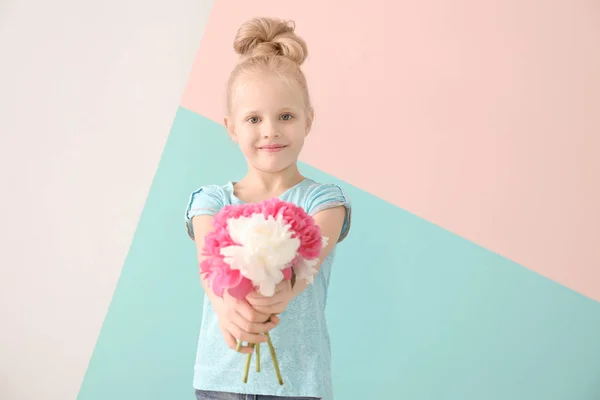 Chica con ramo de flores — Foto de Stock