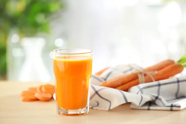 Verre de jus de carotte frais — Photo