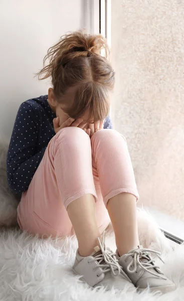 Menina triste bonito — Fotografia de Stock