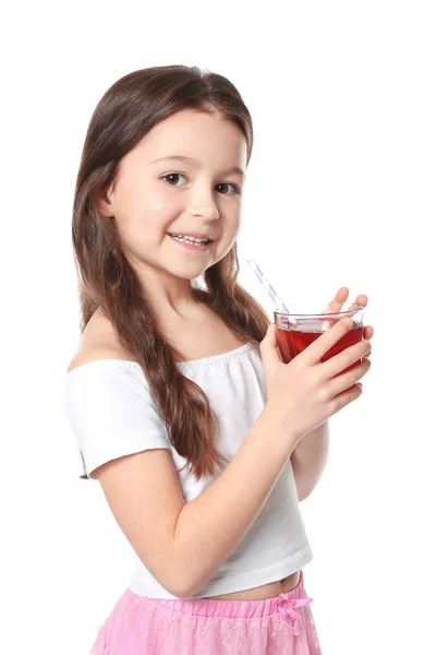 Petite fille mignonne avec un verre de jus — Photo