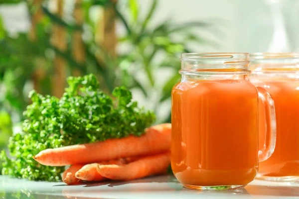 Масонская банка свежего морковного сока — стоковое фото